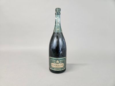 gros plan d'une bouteille de vin sur une surface blanche
