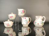 un ensemble de théières et de tasses à thé posées sur une table