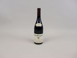 la bouteille de vin est posée sur une surface blanche