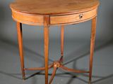 une table ovale avec deux tiroirs et un tiroir sur le plateau