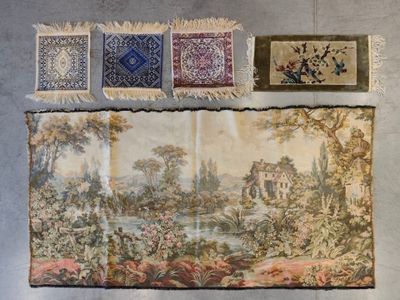 quatre tapisseries accrochées au mur les unes à côté des autres