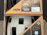 deux boîtes contenant chacune un casque, posées sur une table