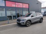 Le SUV gris est garé devant l'Hôtel des Ventes.
