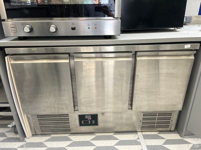 un micro-ondes posé sur un comptoir dans une cuisine
