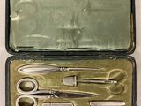 une mallette contenant un ensemble d'outils, posée sur une table