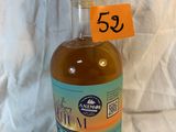 une bouteille d'alcool posée sur une table, avec une étiquette de prix dessus