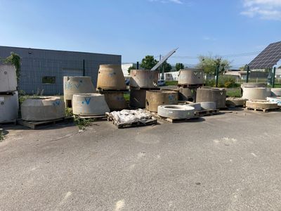 beaucoup de déchets sur un parking situé à côté d'un immeuble