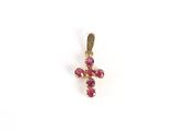un gros plan d'un pendentif en forme de croix orné de pierres roses sur fond blanc