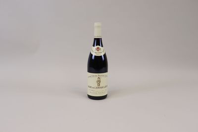 la bouteille de vin est posée sur une surface blanche
