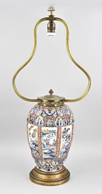 une lampe posée sur une table