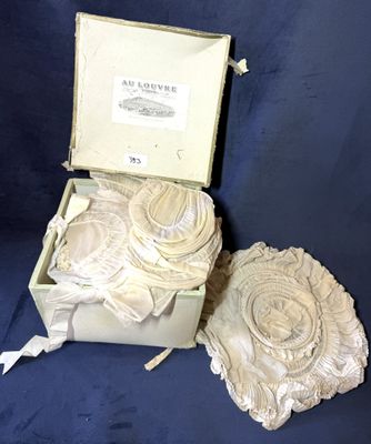 une boîte contenant un bouquet de fleurs blanches