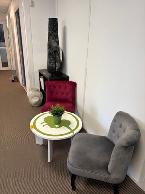 deux chaises et une table dans le couloir d'un immeuble