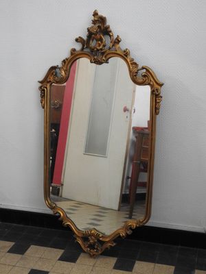 un miroir posé sur le sol d'une pièce