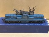 une image représentant un train miniature sur un quai bleu