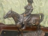 une statue en bronze représentant un homme à cheval