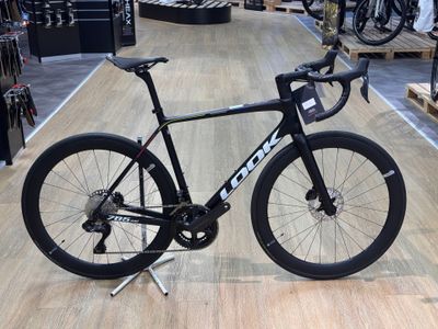 un vélo posé sur un support dans un magasin