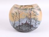un petit vase avec une peinture sur une surface blanche