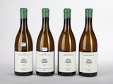 trois bouteilles de vin posées l'une à côté de l'autre sur une table