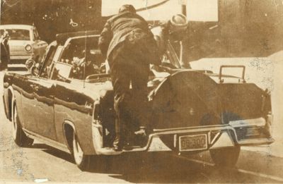 une vieille photo d'un homme à l'arrière d'une voiture
