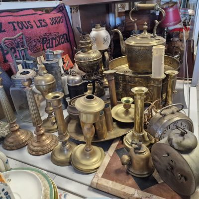 de nombreux objets anciens en laiton posés sur une table