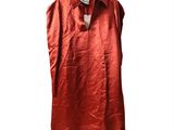 une image représentant une chemise rouge suspendue à un cintre sur fond blanc