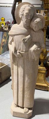 une statue de femme tenant un enfant dans ses bras