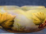 un saladier en verre orné d'un motif jaune et rouge