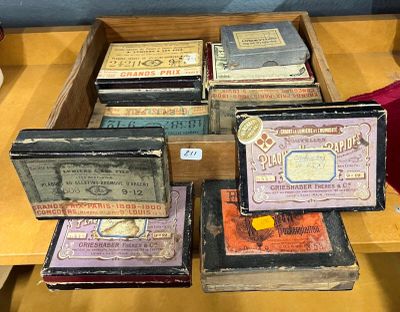 de nombreux livres anciens posés sur une table dans une pièce
