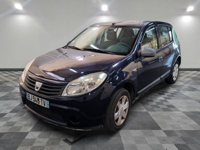 la photo d'une petite voiture bleue garée sur un sol en damier