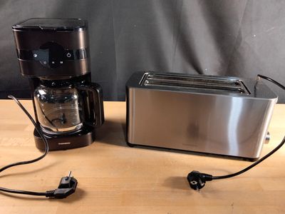 Lot Thomson composé d'un grille-pain et d'une cafetière.