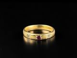 une bague en or avec un rubis au centre