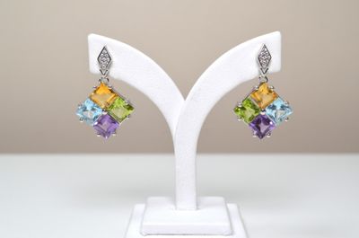 Une paire de boucles d'oreilles "tuti fruti" en argent, form…