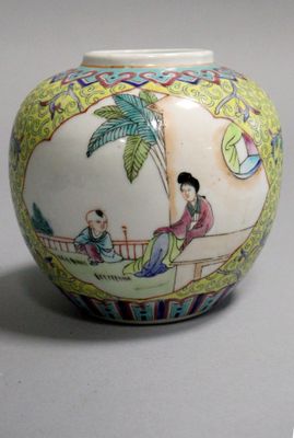 CHINE. XXème siècle. Petit vase en porcelaine à décor polych…