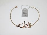 Gros plan sur un bracelet portant une étiquette