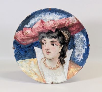 peinture représentant une femme coiffée d'un chapeau rose, sur une assiette