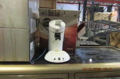 une cafetière posée sur le comptoir d'un magasin