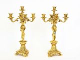 une paire de chandeliers anciens en laiton, ornés chacun d'un ange