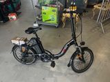 un vélo garé dans un magasin