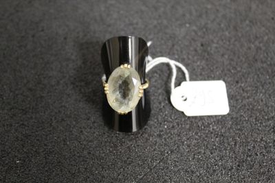 gros plan d'une bague sur une table avec une étiquette de prix
