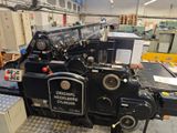 une machine qui se trouve à l'intérieur d'un bâtiment