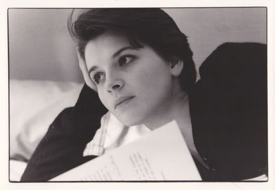 une photo en noir et blanc d'une femme tenant une feuille de papier