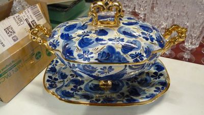 un plat bleu et blanc avec un couvercle doré