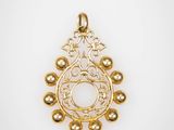 un pendentif en or de forme circulaire orné de perles