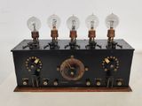 a close up of an old fashioned radio with four light bulbs on it
