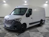 la photo d'une camionnette blanche sur un sol en damier