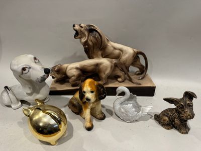 de nombreuses figurines de chiens et de chats posées sur une table