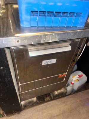 un panier bleu posé sur une cuisinière dans une cuisine