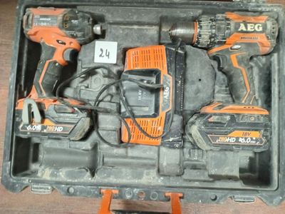 une image représentant une trousse à outils comprenant une perceuse sans fil et un marteau sans fil