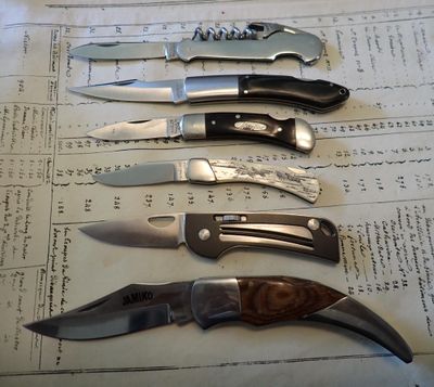 plusieurs types de couteaux sont alignés sur une table
