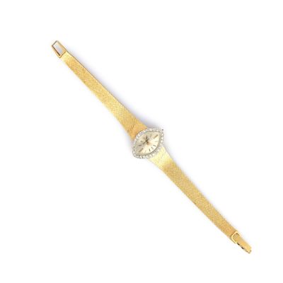 Gros plan sur une montre-bracelet en or ornée de diamants